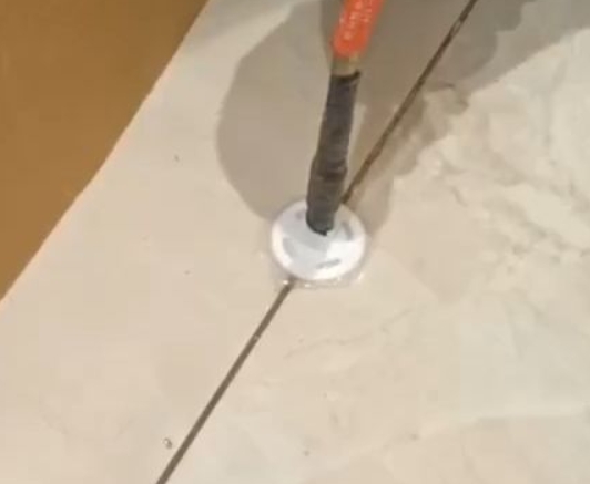 立山瓷砖空鼓维修公司专业解答瓷砖在铺贴过程中，如果没有涂抹均匀到位的粘结材料（如水泥砂浆或瓷砖胶），可能会导致以下问题